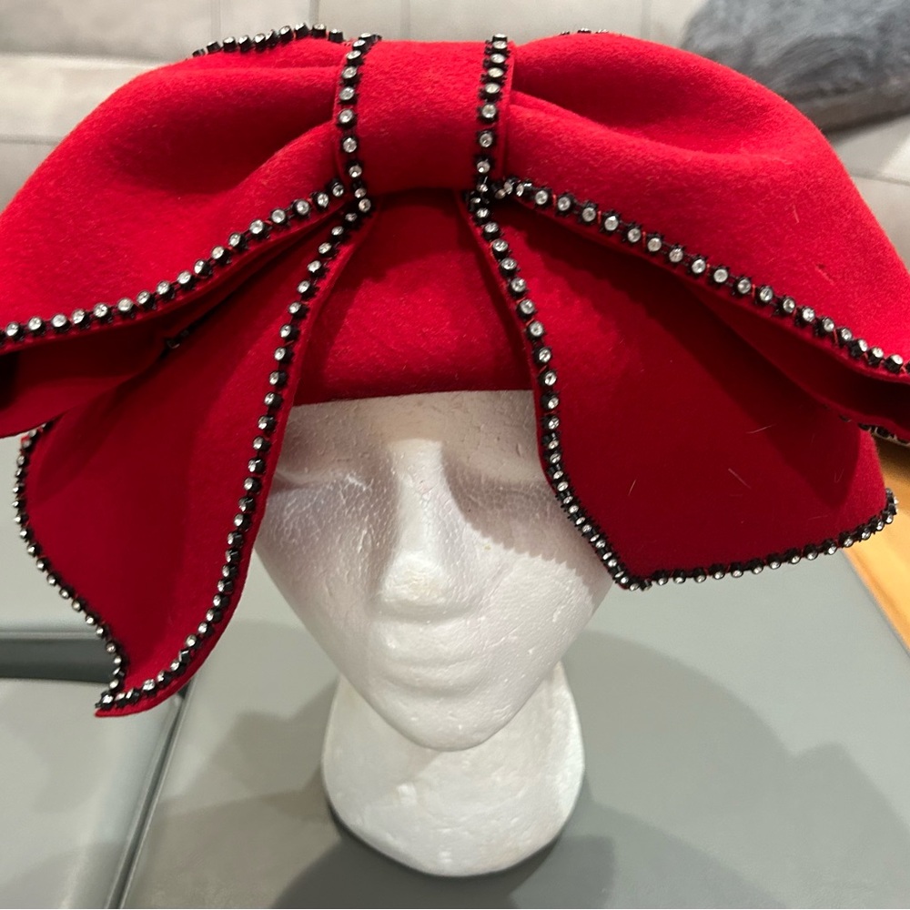 Awesome red hat!!!👒